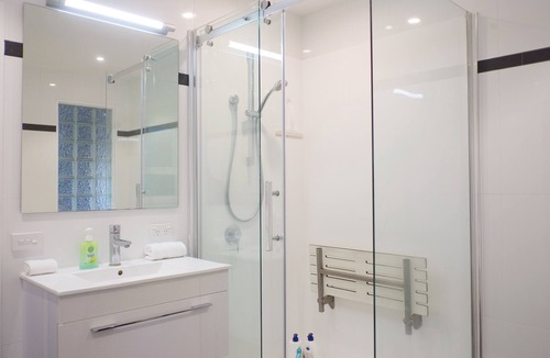 Rotorua House | Tranquil mountain peak