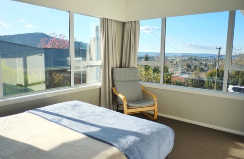 Rotorua House | Tranquil mountain peak