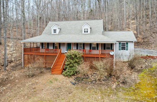 Barnardsville House | Tranquil mountain-view home with fireplace, firepit, deck, W/D, & soaking tub