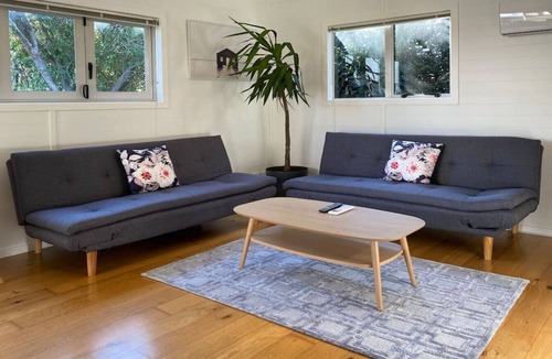 Mount Eden House | Tranquil Nest Escape with deck and garden