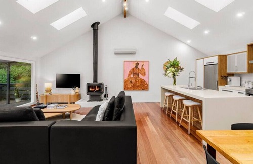 North Warrandyte House | Tranquil, open-plan designer escape 25km from CBD