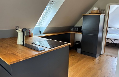 Bulmer Apartment | Tranquil Pond View Loft Retreat in Sudbury