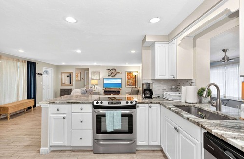 Gulf Gate Estates House | Tranquil Pool Home Near Siesta Key