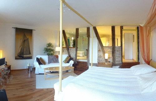 Sainte-Foy-la-Grande Bed & Breakfast | Tranquil Riverside Suite