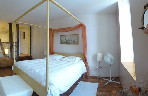 Sainte-Foy-la-Grande Bed & Breakfast | Tranquil Riverside Suite