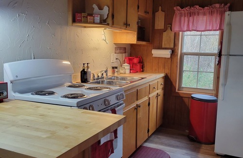 Savanna Cabin | Tranquil red cabin at River Rail Retreats at palisades
