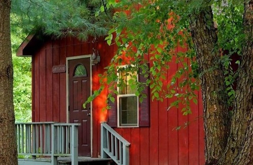 Savanna Cabin | Tranquil red cabin at River Rail Retreats at palisades