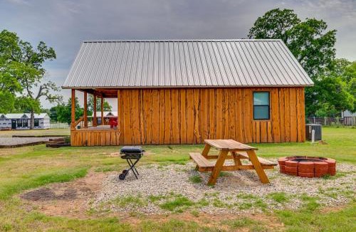 Dennis House | Tranquil 'Red Magnolia Cabin' Near Lake Granbury!