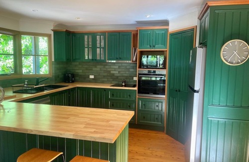 Wandiligong House | Tranquil Retreat with Pool