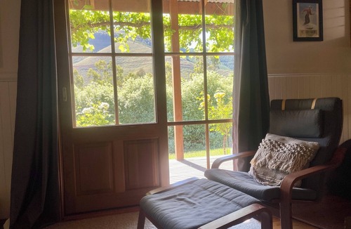 Wandiligong House | Tranquil Retreat with Pool