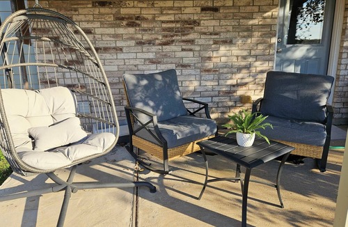 Fort Worth House | Tranquil Retreat with Community Pool & Scenic yard