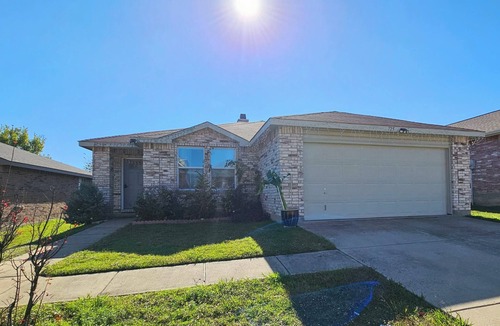 Fort Worth House | Tranquil Retreat with Community Pool & Scenic yard