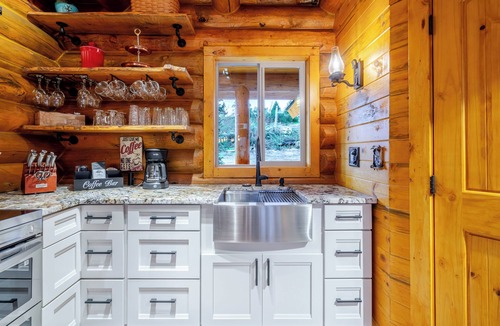 Gates Cabin | Tranquil River Front Log Cabin Retreat