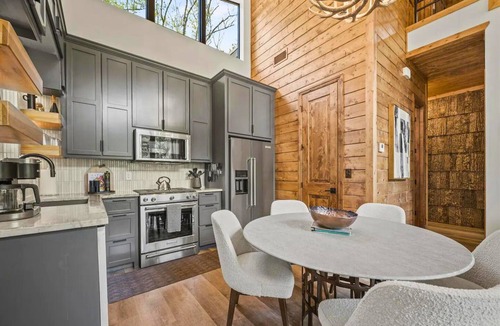 Broken Bow Cabin | Tranquil Riverside Cabin w/Fire Pit, Hot Tub