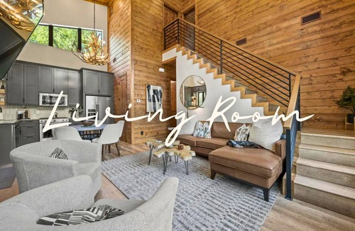 Broken Bow Cabin | Tranquil Riverside Cabin w/Fire Pit, Hot Tub