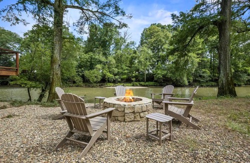 Broken Bow Cabin | Tranquil Riverside Cabin w/Fire Pit, Hot Tub