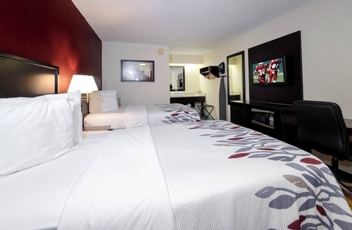 Washington Hotel | Tranquil Room Perfect for Comfortable Work Stays in Pennsylvania - Free Coffee!