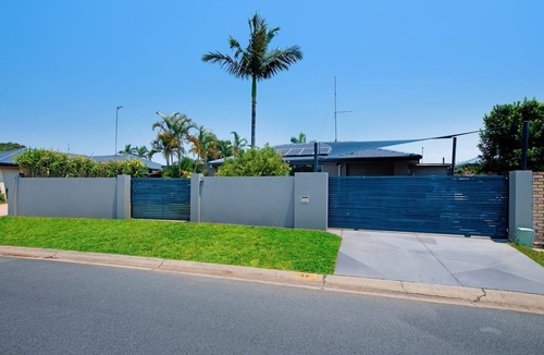 Broadbeach Waters Villa | Tranquil Scape-Villa with Pool