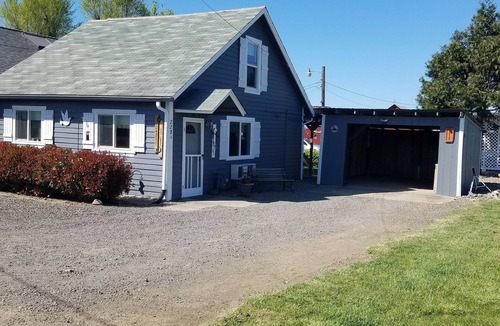 Phoenix Cottage | Tranquil setting surrounded by panoramic mountain views, grazing horses