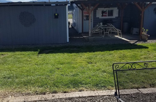 Phoenix Cottage | Tranquil setting surrounded by panoramic mountain views, grazing horses