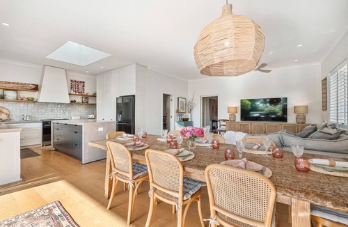 Willoughby East House | Tranquil & Spacious Parkside Retreat in Willoughby