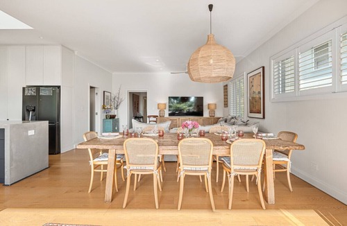 Willoughby East House | Tranquil & Spacious Parkside Retreat in Willoughby