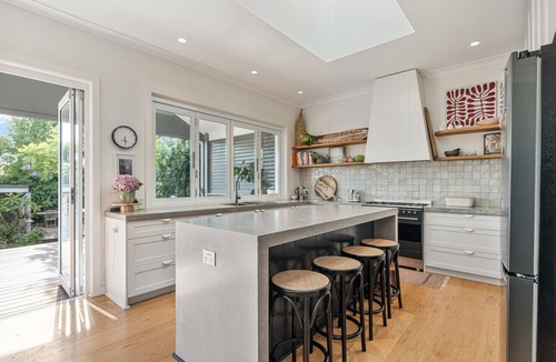 Willoughby East House | Tranquil & Spacious Parkside Retreat in Willoughby