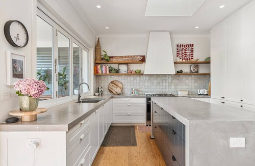 Willoughby East House | Tranquil & Spacious Parkside Retreat in Willoughby