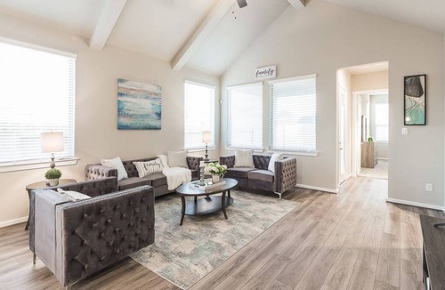 Sienna Plantation House | Tranquil Stay on Crossing Oak