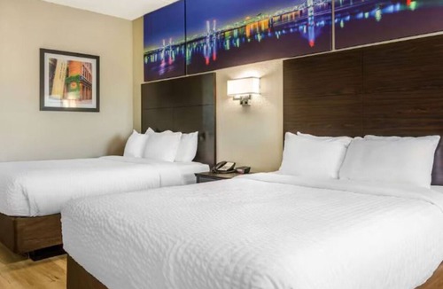 Jeffersontown Hotel | Tranquil Stay near E.P. Tom Sawyer State Park | Free Breakfast & Indoor Pool