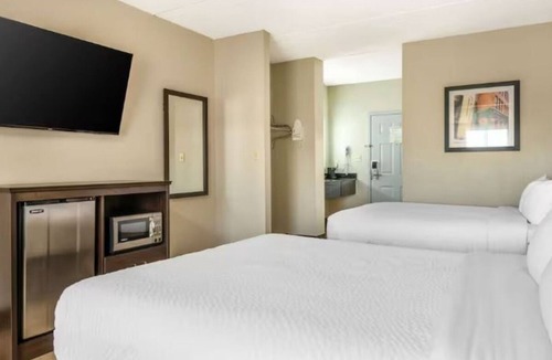 Jeffersontown Hotel | Tranquil Stay near E.P. Tom Sawyer State Park | Free Breakfast & Indoor Pool