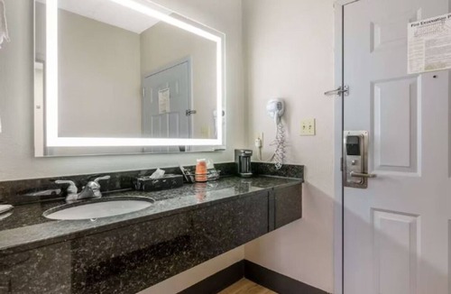 Jeffersontown Hotel | Tranquil Stay near E.P. Tom Sawyer State Park | Free Breakfast & Indoor Pool