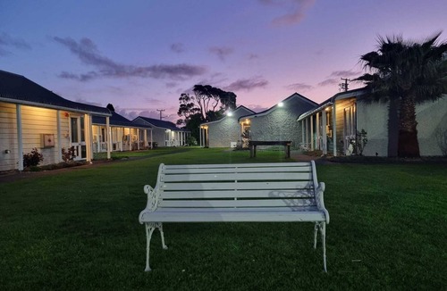 Hawera Cottage | Tranquil Stays, Hidden Away: Serene Garden Studios with Ample Parking for All