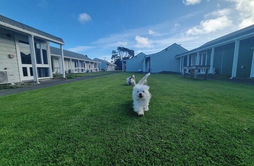 Hawera Cottage | Tranquil Stays, Hidden Away: Serene Garden Studios with Ample Parking for All