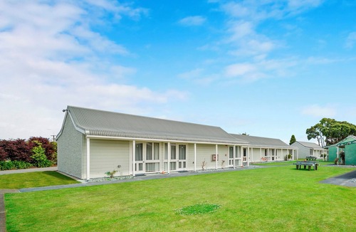Hawera Cottage | Tranquil Stays, Hidden Away: Serene Garden Studios with Ample Parking for All