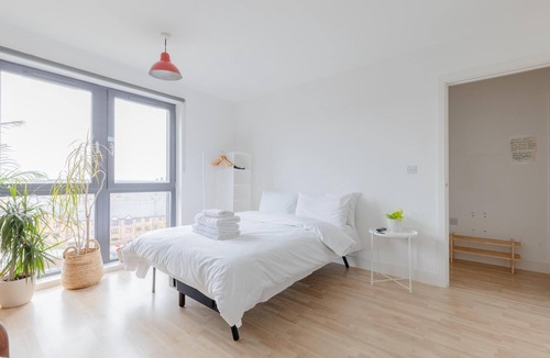 Clapton Apartment | Tranquil Studio Flat w/Riverside View — Clapton!