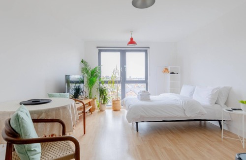 Clapton Apartment | Tranquil Studio Flat w/Riverside View — Clapton!