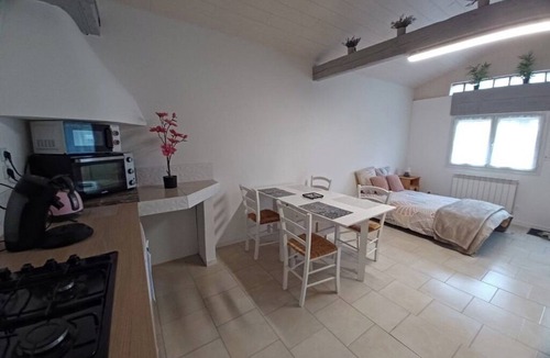 Pugnac Apartment | Tranquil studio with WiFi in charming Pugnac