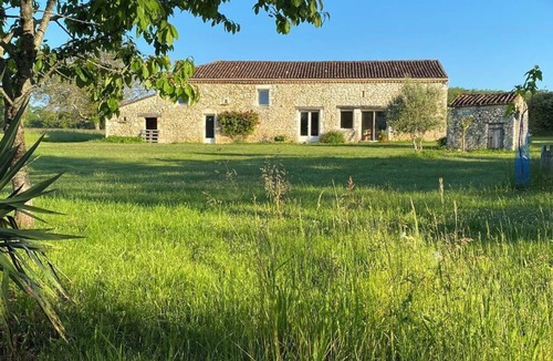 Pugnac Apartment | Tranquil studio with WiFi in charming Pugnac