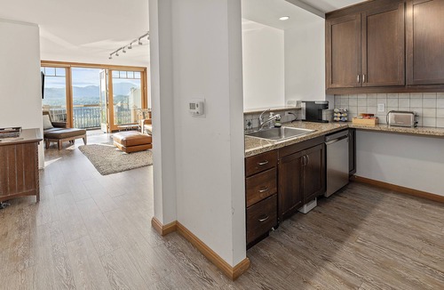 Cle Elum Condo | Tranquil Suncadia Lodge with Fireplace, Mountain Views and Pool Hot Tub