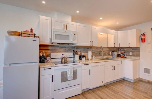 South Bend Apartment | Tranquil Tides - private studio suite on river