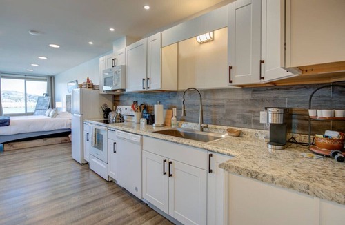 South Bend Apartment | Tranquil Tides - private studio suite on river