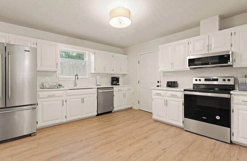 Brunswick House | Tranquil Tides Retreat - Waterfront Community