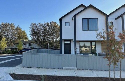 Vancouver House | Tranquil Townhome in Prime Location