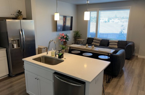 Vancouver House | Tranquil Townhome in Prime Location