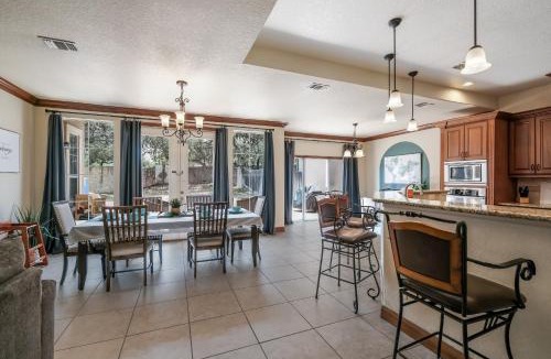 West San Antonio House | Tranquil Townhome