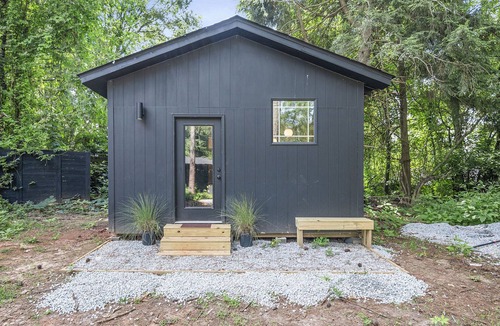 Tucker Cottage | Tranquil Tucker Midcentury Tiny home near shops