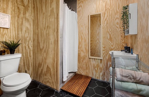 Tucker Cottage | Tranquil Tucker Midcentury Tiny home near shops