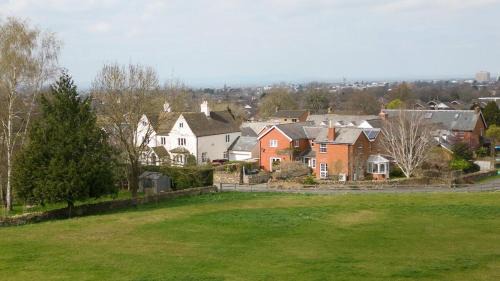 Cheltenham House | Tranquil Two Bedroom Home on Leckhampton Hill