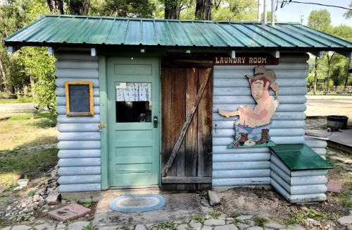Riverside House | Tranquil Two Bedroom Cabin in Riverside, Wyoming
